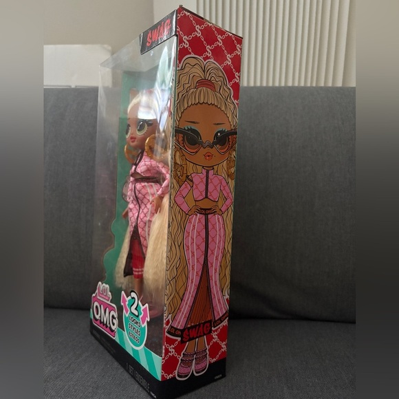 L.O.L. Surprise! O.M.G. Swag Doll with Blonde Hair and Pink Outfit - Picture 4 of 5